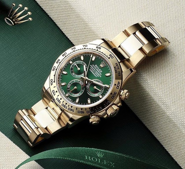 ROLEX on Instagram: “The Rolex Cosmograph Daytona stands as a living legend among chronographs. This precious interpretation uses 18ct yellow gold down to the…” (192368)